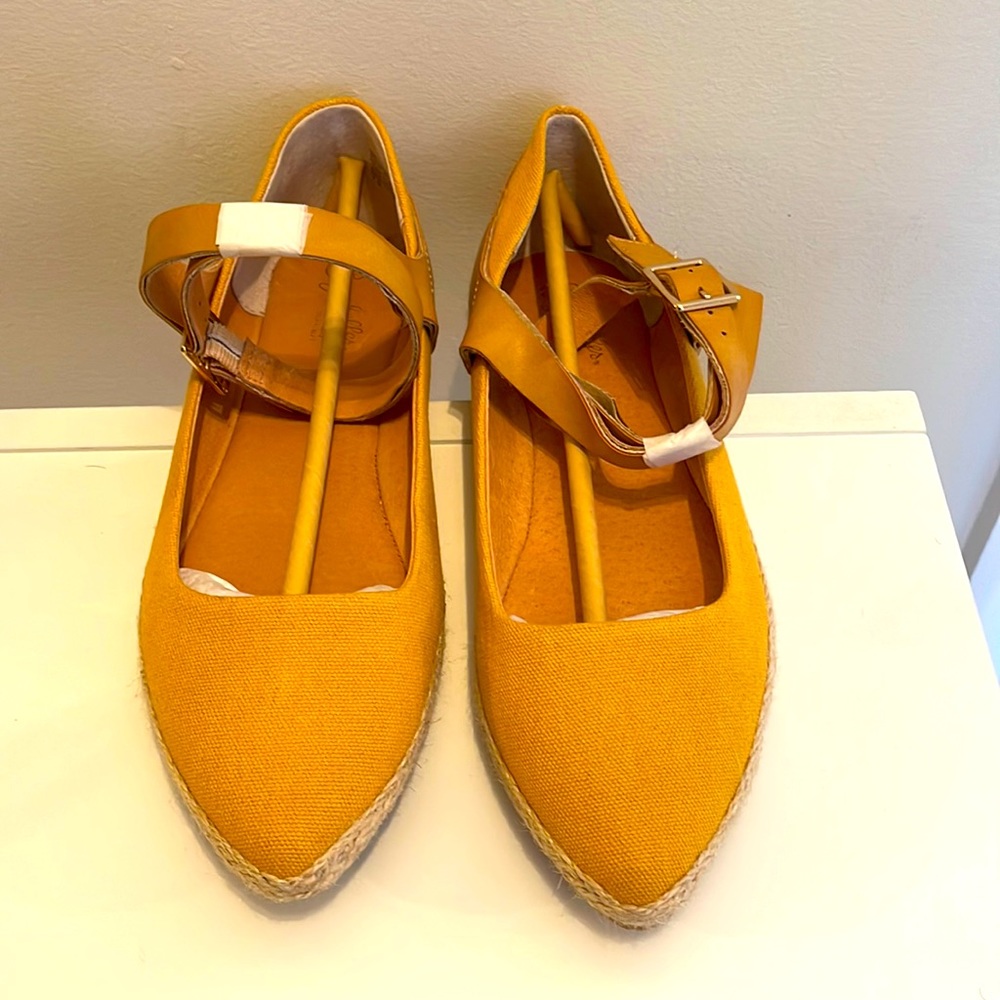 Seychelles shoes In a size 7 1/2 tan and goldish in color.